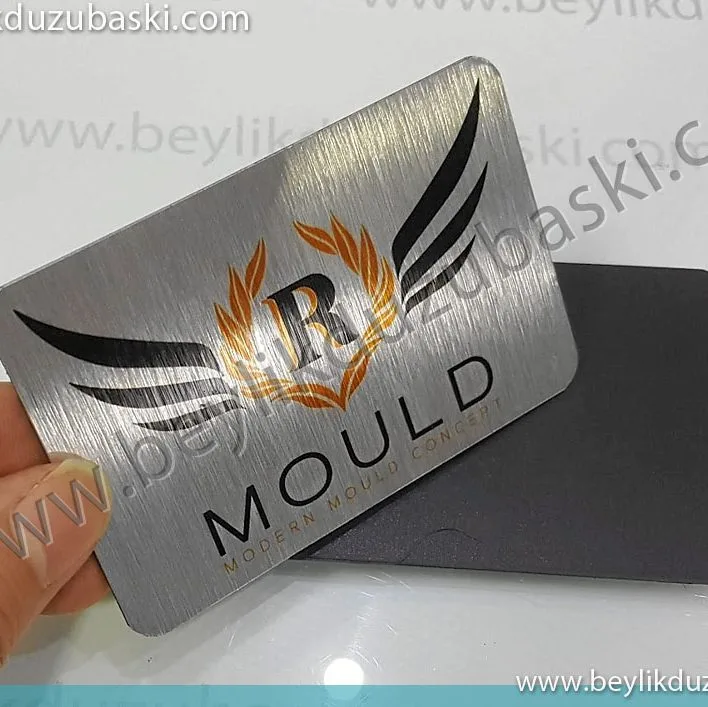arkası mıknatıslı metal plaka baskısı, fuarda makina üzerine konulmak için metal altıan mıknatıs tabaka atılmıştır, logo baskılı mıknatıs metal plaka