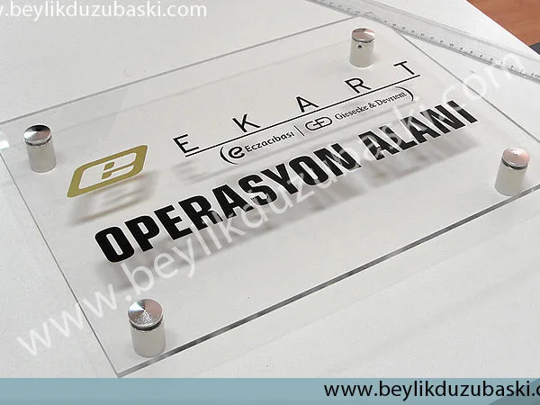 Şeffaf kapı-isimliği-dekoratif-vida-pleksi