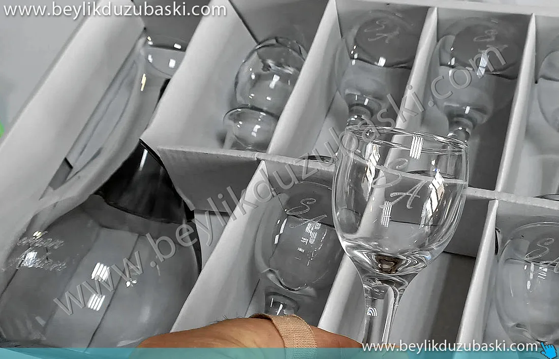 cam set üzerine baskı, cam bardak setine baskı, sürahi üzerine baskı, acil cama baskı, lazer ile cama kumlama baskı, kaliteli cam baskı merkezi