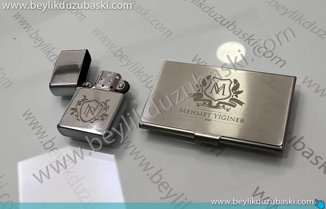 metal kartvizitlik, sigara tablası ve zippo çakmak üzerine logo ve isim baskısı yapılmaktadır, kaliteli çıkmaz kazınmaz, lazer markalama baskılar, beylikdüzü lazer kesim, kazıma ve yazı merkezi, acil lazer işleriniz yapılır