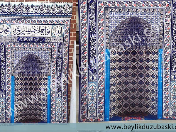 İşyerlerindeki mescitler için üretimini yaptığımız çini görünümlü mihrap örneğidir, mescitlerde kullanım için ürettiğimiz mihrap örneği baskısı örneğimizdir.