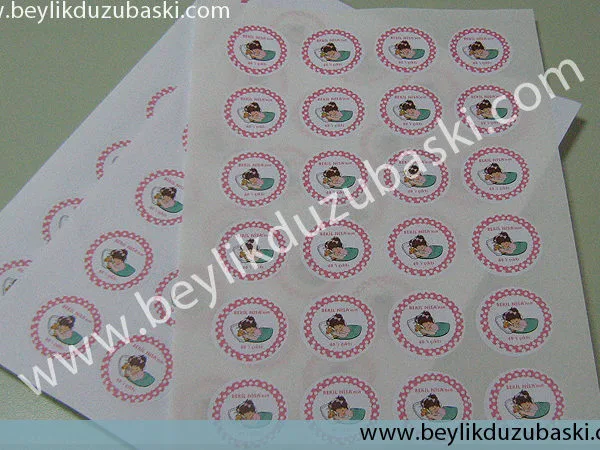 Özel kesilmiş etiketler üzerine renkli veya siyah olarak baskı uygulaması örneğidir.. Renkli fotokopi ile çıkartma etiket baskısı yapılmaktadır...