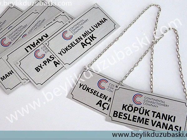 Zincirli Metal Etiket Örneğidir, Metal makina etiketleri, yanına açılan deliklerden, zincirle askı aparatı, eklenmiş ve askılı metal plakalar, haline getirilmiştir, Zincir askılı metal plakalar, zincirli metal plaka fiyatı, Beylikdüzü Baskı Reklam zincirli metal plaka, Beykent zincirli metal plaka, Yakuplu zincirli metal plaka, Kıraç zincirli metal plaka, Esenyurt zincirli metal plaka, Çorlu zincirli metal plaka, Hadımköy zincirli metal plaka