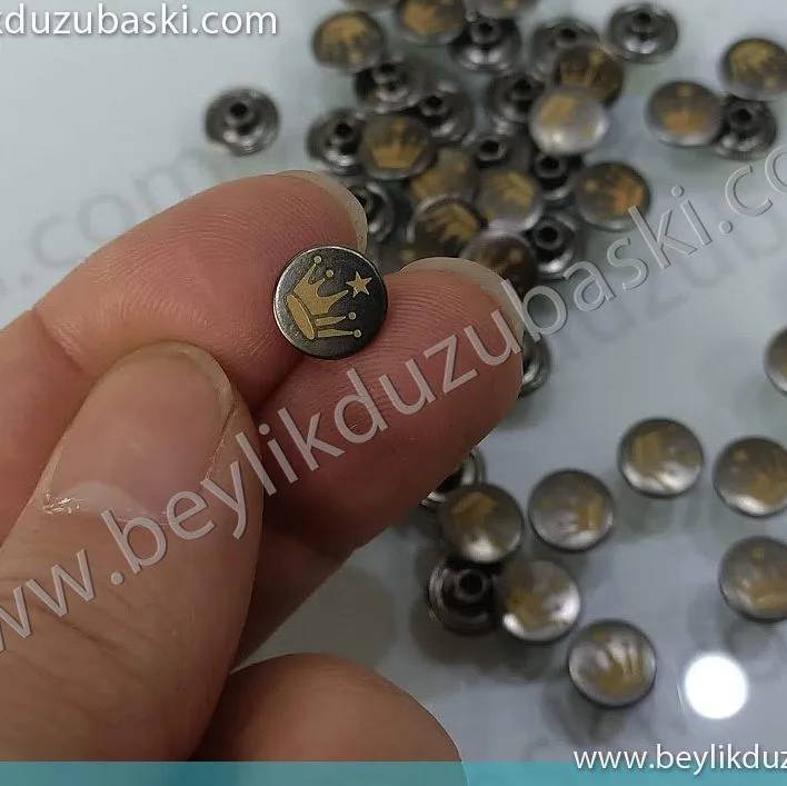 Lazer ile kot düğmesi, gömlek düğmesi, çıtçıt düğmeler üzerine, logo baskısı, yapılmaktadır, kaliteli lazer markalama, hızlı üretim, numune imkanı, acil baskı