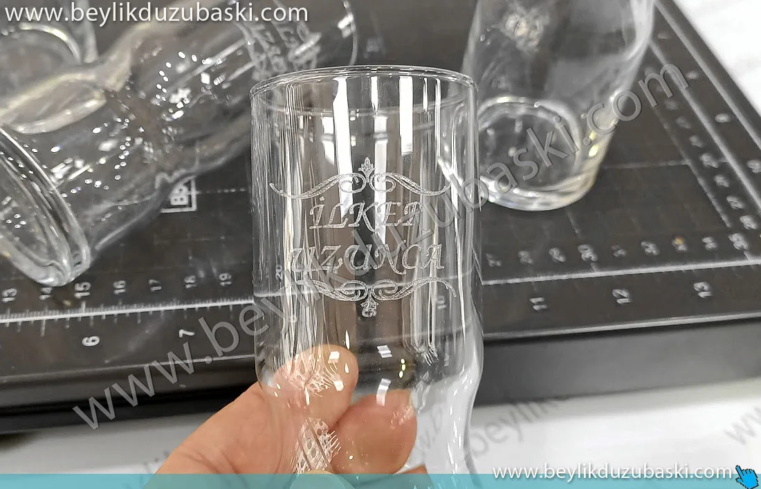Rakı bardağına baskı, lazer ile rakı bardağı baskısı, bekle al, ürün sizden, baskı bizden, az adet bardak baskıları yapılır, su bardağı, rakı bardağı, acil bardak baskısı, cam baskı, cama baskı, kazıma lazer cam baskı