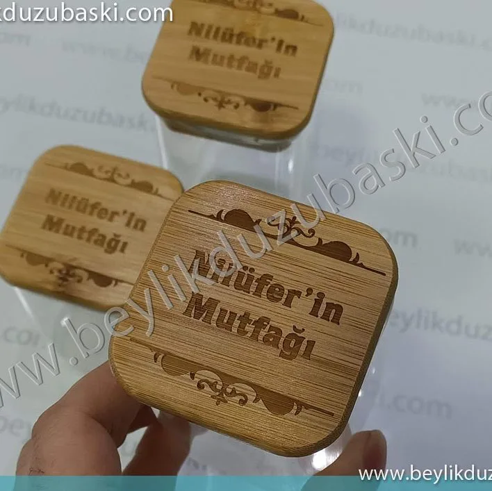 bambu kapak baskı, mutfakta kullanılan cam ürünlerin, bambu kapağına, lazer ile baskı örneğidir, her türlü ahşap üzerine lazer ile logo, ve isim kazıması, yapılmaktadır