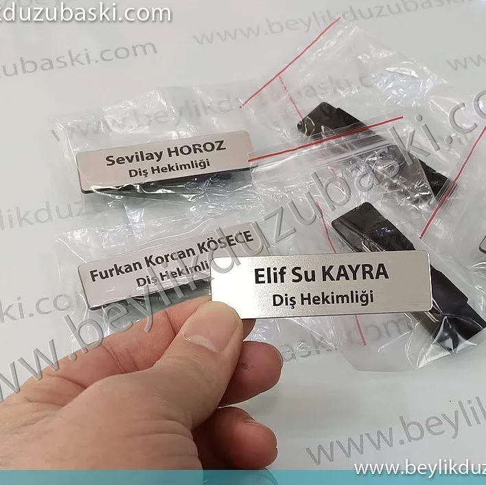 diş hemliği, yaka isimliği, özel ebatta hazılanmış, isim baskılı mıknatıslı yaka isimliği, üretimi yapılmaktadır, sarı ve gümüş renkte üretilir, acil beklenip alınır, kaliteli yaka kartı imalatı
