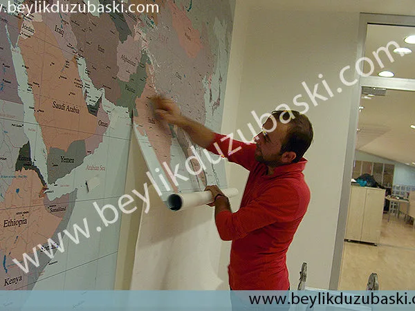 Ofis duvarlarına, şık ve dekoratif, harita baskısı, yapılmaktadır, İstanbul içine, uygulama dahil, hizmet vermekteyiz, haritalarımız, duvar kağıdı uygular gibi, kolay ve sorunsuzca, müşterilerimiz tarafından da, uygulanmaktadır, Duvarlara harita baskısı, yapılmaktadır, Ofis içlerine, fabrikalara, showroomlara harita baskıları, yapılmaktadır.