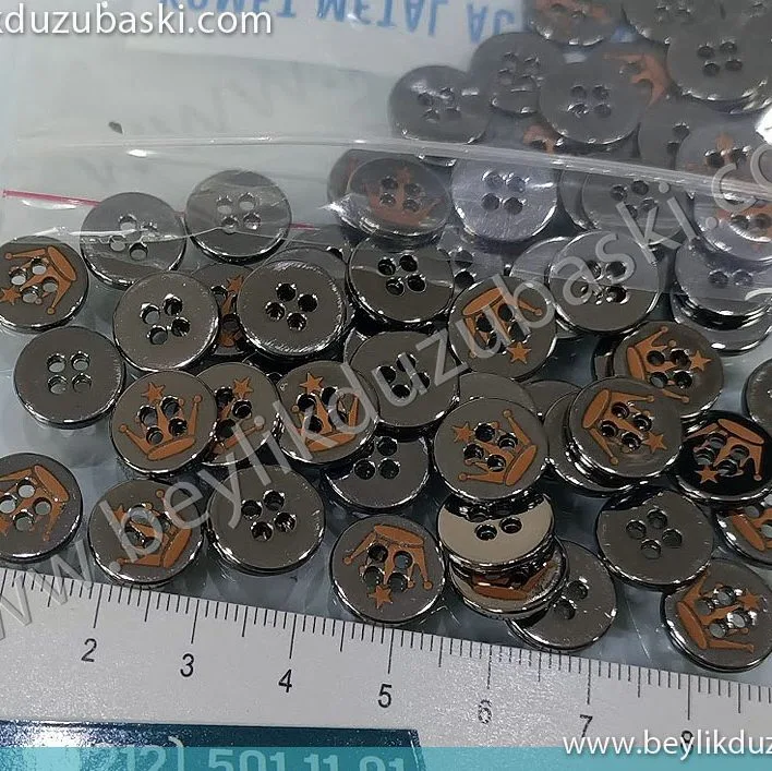 düğme baskı, düğme üzerine baskı, metal düğmeye baskı, çelik düğme baskısı, lazer ile kalıcı baskı, acil baskı merkezi, lazer markalam merkezi