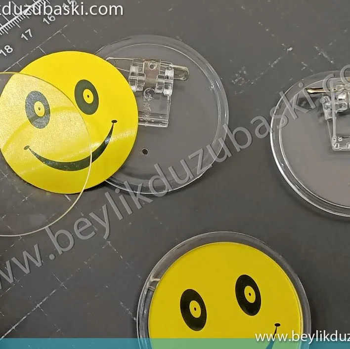 içleri değişen, 5cm çapında, yaka kokartı, içine kağıt konulabilir, istenildiği zaman değiştirilebilir, şeffaf plastikten, üretilmiş üründür, kişiselleştirilebilir, sürekli kullanılabilir, yaka isimliği, kokart, rozet