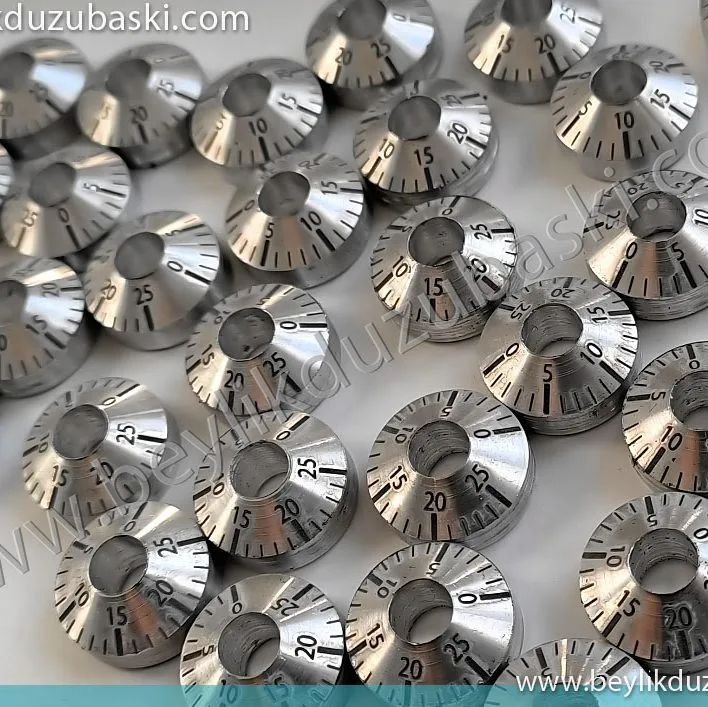 küçük, alüminyum, malzemeler üzerine, baskı, çevirme derece ve rakamların basıldığı, düğme baskıları, beylikdüzü lazer markalama, acil lazer baskı ve sistemleri