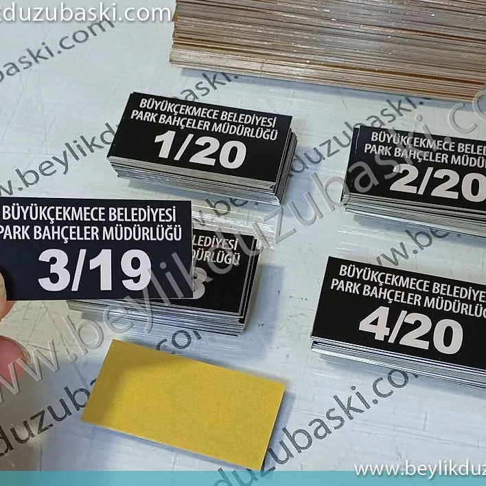 siyah metal, siyah alüminyum, üzerine lazer kazıma, baskı uygulaması, arkası bantlı alüminyum lazer kazıma, uzun ömür dayanımlı metal plaka baskısı