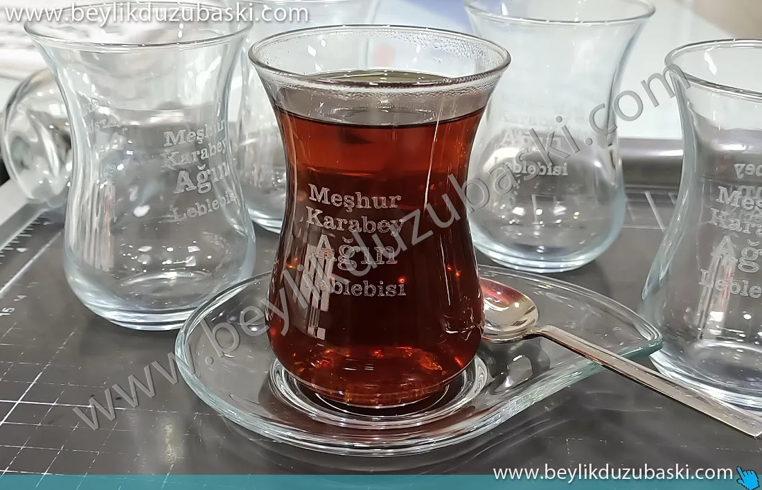 çay bardağı baskı, lazer ile çay bardağına baskı, ağın leblebi için çay bardak baskısı, çıkmayan kazınmayan, çay bardağı baskısı, bardak baskı, cam bardak baskısı, acil baskı yapılır, beklenip alınır, aynı gün kargo olur