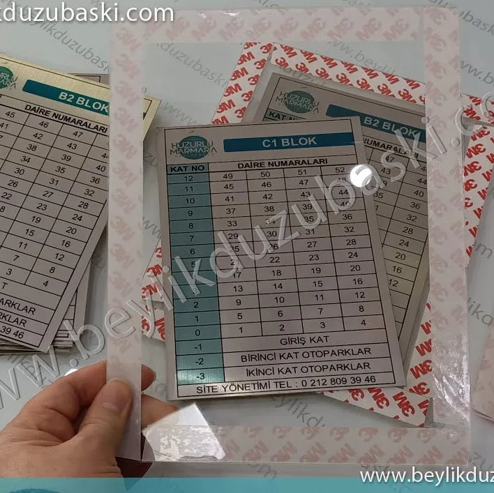 Asansörde, etiketlerin deformasyonunu, minimuma indirmek için, tasarlanmış şeffaf koruyucu üründür, kenarları 3M bantla desteklenmiştir, basılı etiketlerin zarar görmesi engellenmiştir