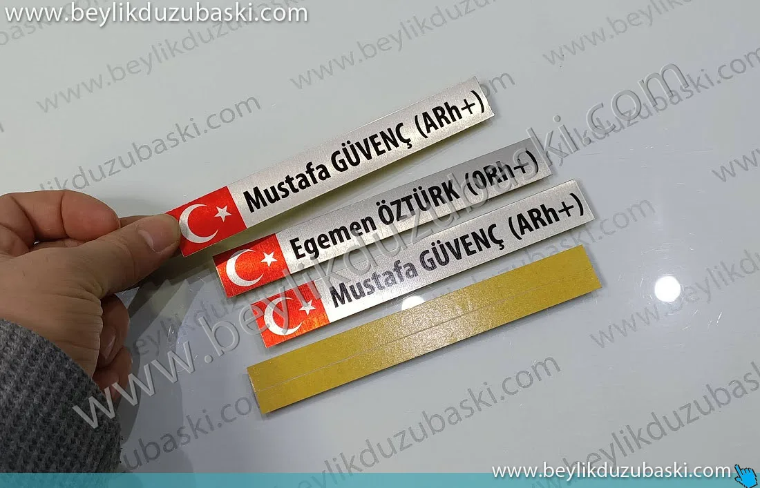 isim, kan grubu, metal plaka üzerine baskılı arkası bantlı ürün, motosiklet, araba, iş makinası gibi birçok araç üzerine konulabiln, kan grubu plaka baskısı