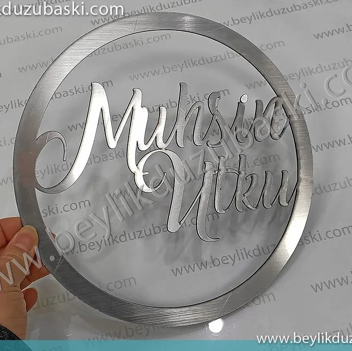 metal görünümlü, pleksi vari malzemeden, kapı süsü kesilmesi, ürün pleksi değildir, metal gibi durmaktadır, acil metal kesim, pleksi kesim, süs malzemeleri kesimi, el işciliği için, ürün kesimi