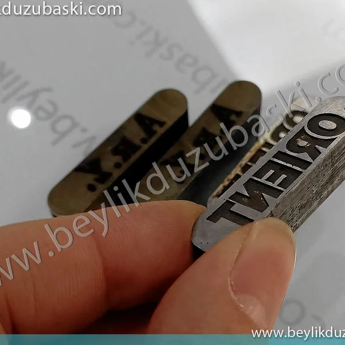 plastik enjeksiyon, kalıp makinaları, metal üzerine logo kazıması, ürünler üzerine, enjeksiyonda logo basılmış olur, metal ürün indirilerek kalıp oluşturulur