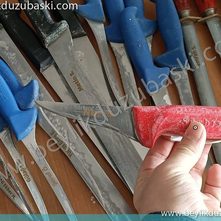 üretimde kullanılan, personele dağıtılmış, zimmetli ürünler üzerine, tek tek isim baskı örneği, çelik bıçak üzerine isim baskısı, et kombinesinde kullanılan, bıçaklar üzerine, tek tek isim baskısı