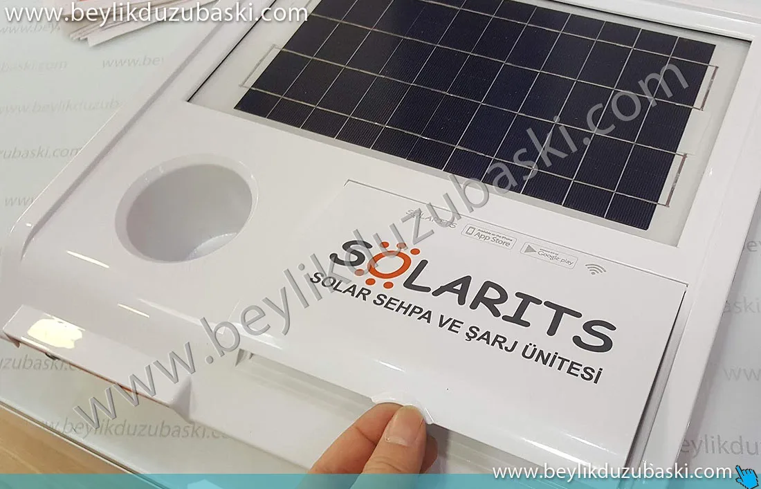 Solar sehpa ve şarj ünitesi üzerine, UV ile renkli boya baskısı yapılmıştır, beylikdüzü ürünler üzerine, UV baskı, serigraf baskı, tampon baskı yapılmaktadır