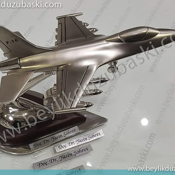 f16 uçak, masa üzeri isimlik ve saat, hediye masa isimliği, uçak şeklinde masa isimliği baskısı, tamamı metal ve ahşap olan, kaliteli masa isimliği, acil üretim ve kargo