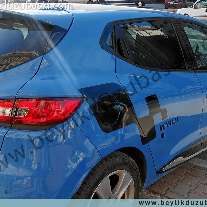 Renault, clio, araç yan yüzeyine etiket, renault yazılı spor etiket üretimi, parlak siyah etiket baskısı, istenilen renk üretilir, taşıyıcı bantla kargo yapılır
