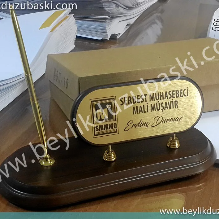 muhasebeci için, ahşap masa isimliği, kalemlikli, isim baskılı, logo baskılı, hediye ürün, kaliteli baskı, dekoratif ürün