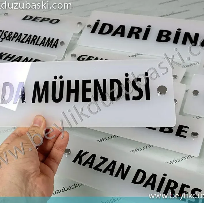 pleksi glass kapı tabelası, rakı rengi pleksi dekoratif vidalı, kapı isimliği, acil kapı tabelası, kaliteli kapı isimliği üretimi, yapılmaktadır, beylikdüzü kapı isimliği