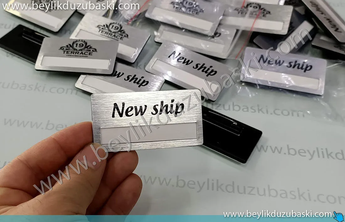 yaka isimliği, metal personel isimliği, new ship firması için yapılan, acil yaka isimliği imalatı, kaliteli personel yaka isimliği