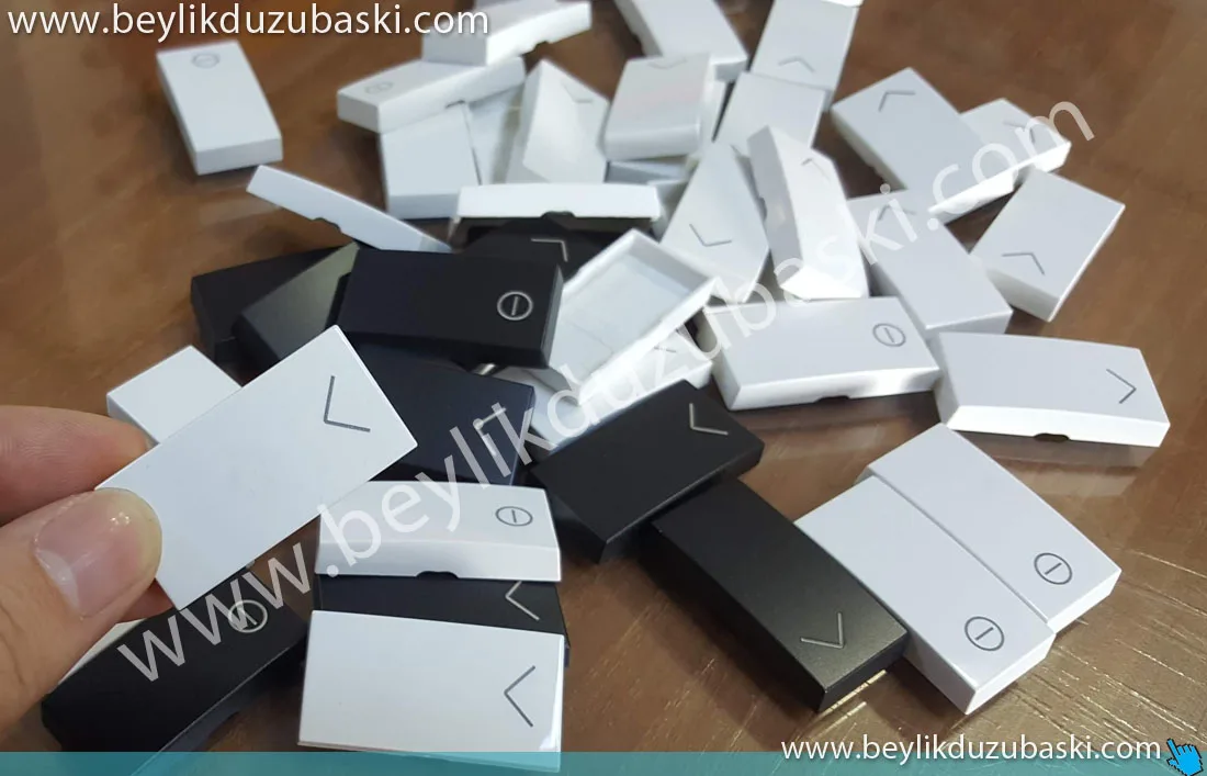 Aydınlatma-düğmelerine-baskı-lazer-ile-ürün-üzerine-baskı-çıkmayan-kazınmayan-kalıcı-baskı-lazer-markalama.jpg plastik kutu baskı, lazer ile elektrik kutu baskısı, abs plastik üzerine kutu baskı, kaliteli kutu baskıları, lazer markalama