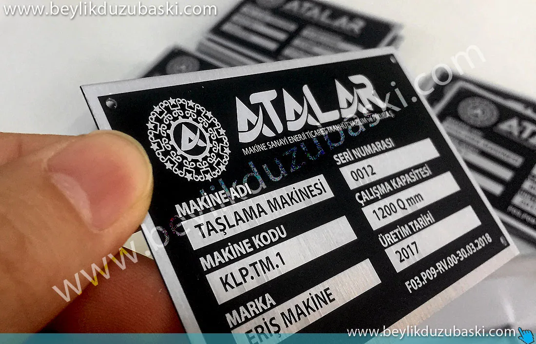 Siyah-metal-üzeri-lazer-markalama-lazer-ile-siyah-metal-baskısı-siyah-kaliteli-markalama-lazer-markalama-dış-mekan-30-yıl-dayanımlı.jpg siyah alüminyum, kaliteli alüminyum plaka baskıları, lazerle kazıma ve renklendirme yapılmıştır, dış mekanda yüksek dayanımlı kaliteli makina etiketleri