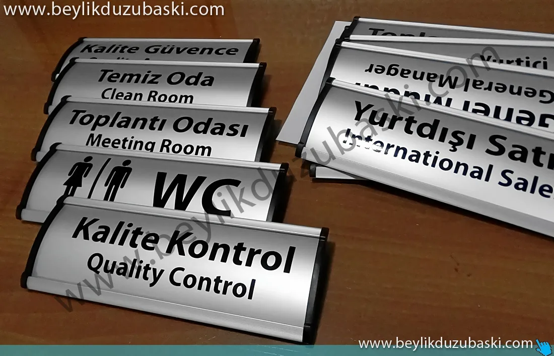 logo baskılı kapı tabelası, yönlendirme kapı tabelası, acil kapı tabelası, kaliteli alüminyum, bombeli kapı isimliği