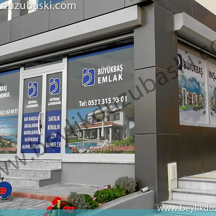 emlakçı çam cephe giydirmesi, emlak firmaları için, cephe giydirme, vitrin giydirme, delikli folyo baskı, satış ofisi baskı giydirme