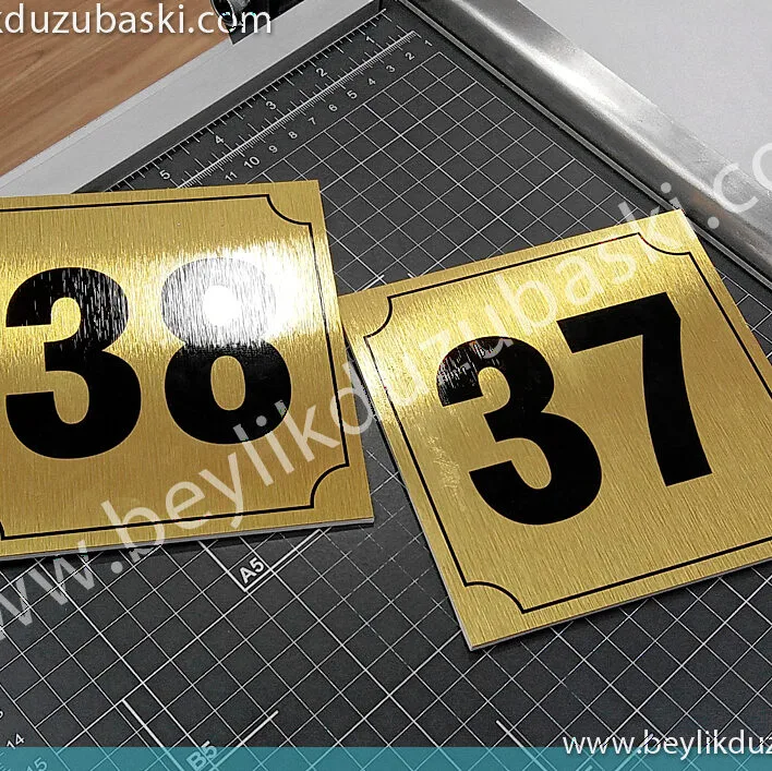 Metal etiket baskı, numara sıralı metal plaka baskı, sıra takibi olan metal etiket, apartman kapı numarası, gümüş renk metal numara