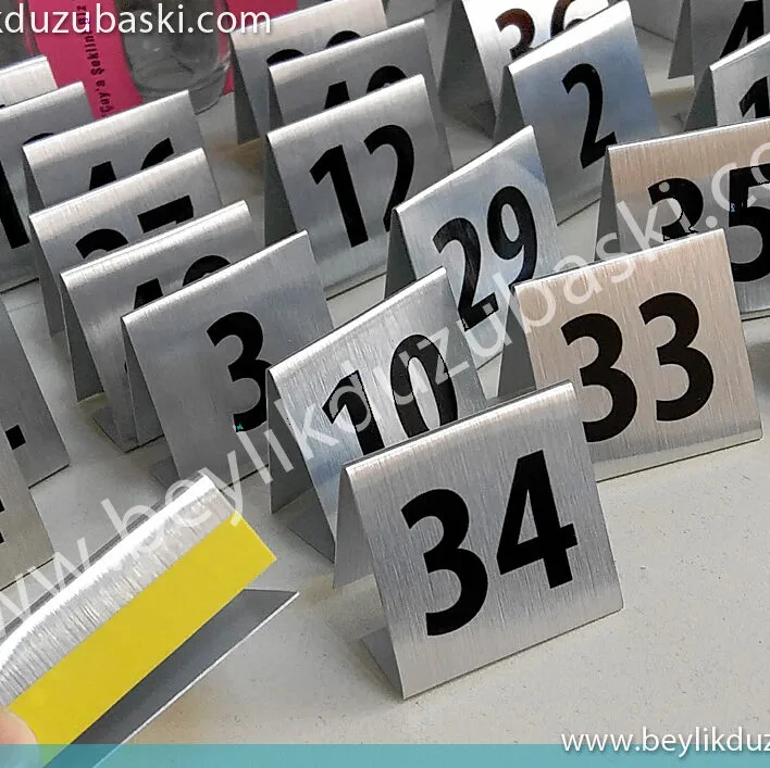 masa üzeri metal numara, üçgen şeklinde, katılımcı, ziyaretçi, konuk ağırlamak için, masa numarası belirleme, metal ürün, ayakları bantlı, üçgen, tek kullanımlık hafif şık isimlik