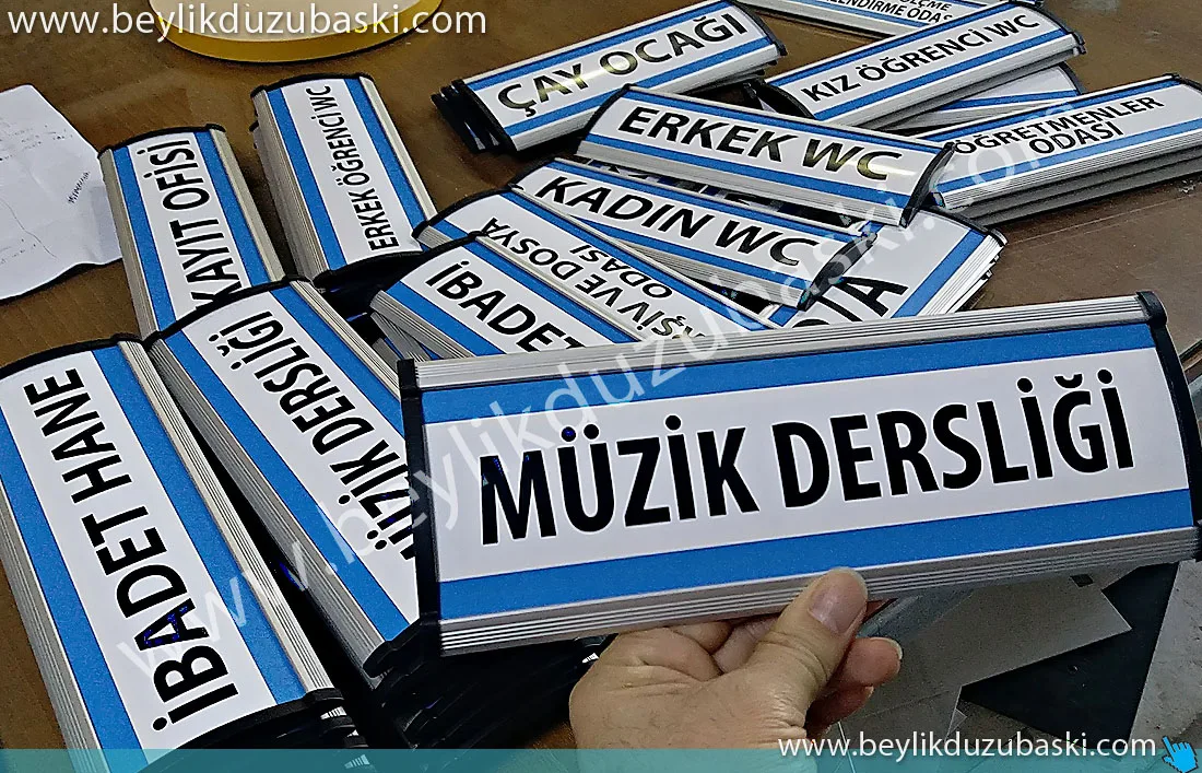 okul için, içi değişen, kapı isimliği, dekoratif vidalı, içine kağıt konan ürün, adetli alımlarda fiyat revizesi yapılır, acil kapı tabelası