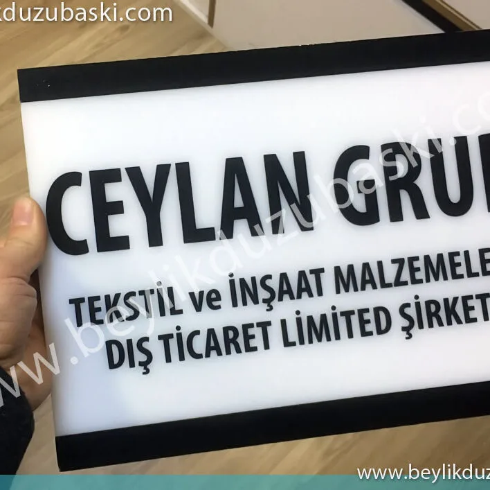 Siyah pleksi, kapı isimliği, dekoratif vidalı, kapı tabelası, acil baskı ve üretim, beylikdüzü, esenyurt, silivri, kapı tabelası