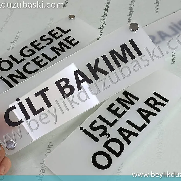 pleksi kapı tabelası, cilt bakım merkezi, güzellik merkezi için, kapı isimliği, dekoratif vidalı, şeffaf kapı yönlendirme, isimlik