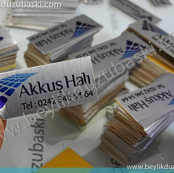 Akkuş halı için yapılan, firma logo baskılı, metal plaka, alüminyum plaka baskısı, kaliteli, dayanıklı, metal plaka baskıları, hızlı üretim, hızlı kargo, metal etiket baskı merkezi