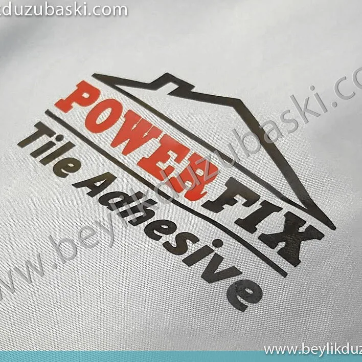 Gömlek üzerine baskı detayı, yakın çekim baskı görseli, baskının yakın çekim görseli