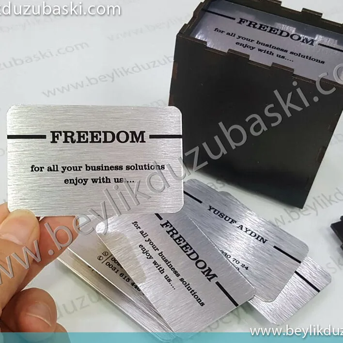 Metal kartvizit, gümüş ve sarı renk olarak üretilir, kenarları ovaldir, hızlı üretim yapılır, 2-3 saat gibi zamanda hazırlanır, aynı gün kargo yapılır,