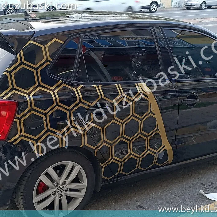 polo, golf, volkswagen, bal peteği, altın renkte, siyah araç üzerine uygulama dahil yapılmıştır, tasarım ve uygulama 2 saatte yapılmıştır, araç üzeri şerit ve etiket baskıları