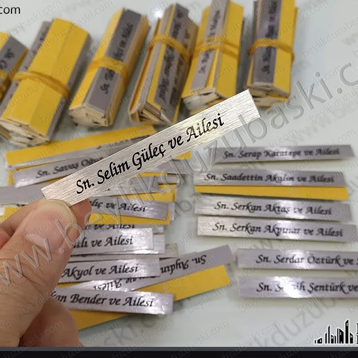 davetiye için metal isim baskı, tek tek isim baskılı metal, davetiyelere yapıştırmak için, isim baskılı metal plakalar, davetiye isimleri, hızlı üretim, tasarım desteği