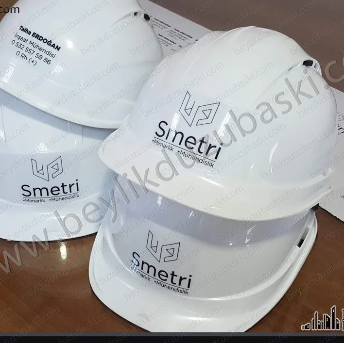 baret üzerine etiket, dış mekan dayanıklı etiket, baret müşteri getirmiştir, 3m kalite barettir, sadece logoları basılıp uygulanmıştır, fazla logolar müşteriye verilmiştir
