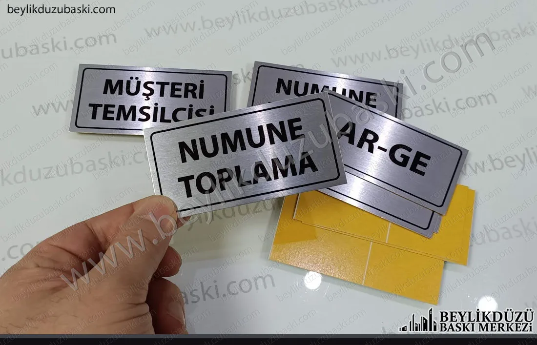 metal plaka baskı, dolap ve kapı isimliği, kapak ve kapı üzerine metal plaka baskısı, isim ve bölge, alan baskısı yapılan kapı isimliği imalatı, gümüş metal, sarı metal tabela üretimi