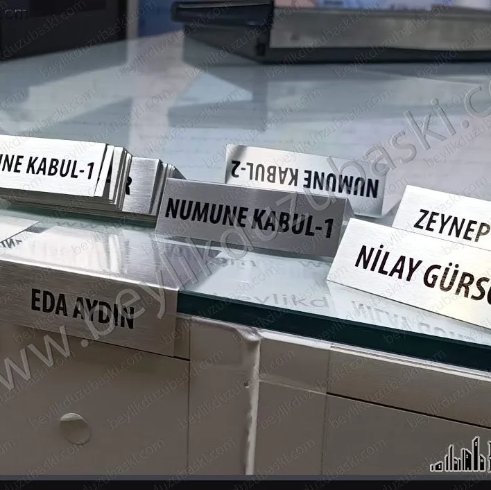 vitrin tabelası, vitrin yazısı, metal vitrin etiketi, kaliteli vitrin etiketi imalatı, beylikdüzü baskı