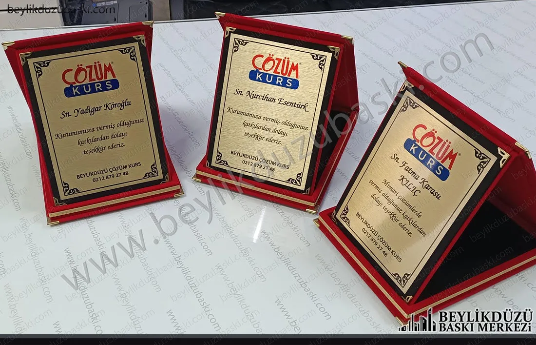 çözüm kurs için yapılan plaket, acil plaket, kutulu albüm plaket, beylikdüzü plaket baskı, kaliteli baskılı plaketler