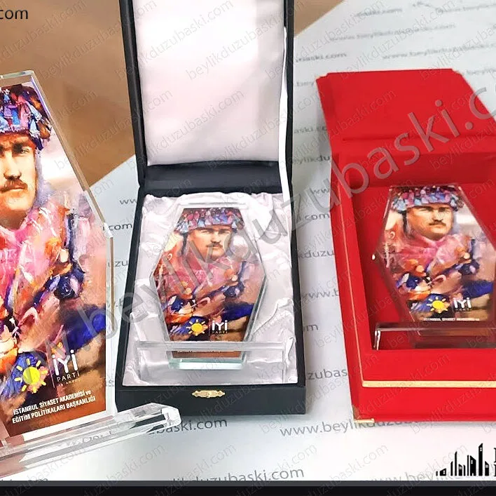 Kristal plaket, iyi parti için yapılan, plaket, cam plaket, Atatürk temalı, plaket, kristal plaket, kutulu plaket ürün, hızlı üretim aynı gün kargo, tasarım desteği vardır