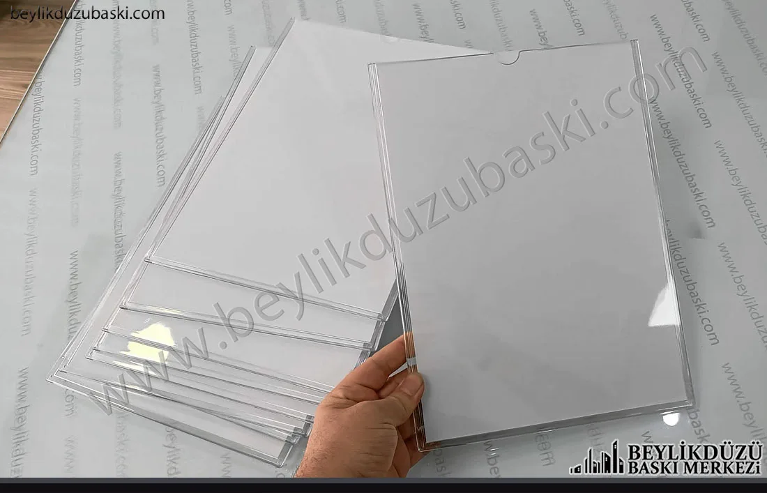 A4 dosyalık, şeffaf pleksi malzeme, içine A4 girebilecek şekilde tasarlanmış ürün, ister evrak, ister resm, ister talimat koymak için kullanın, makina üsterine, duvara, ofis içi kullanıma uygun, içi kolay değiştirilir ürün