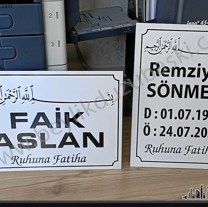 Mezar için yazı, mezar taşı baskı, geçici mezar yazısı, dış mekan dayanıklı, 5 mm plastik tabela, aynı gün gönderim yapılır, hızlı üretim, ucuz tabela, Geçici Mezar taşı olarak kullanılan dış mekan dayanıklı plastik ürün