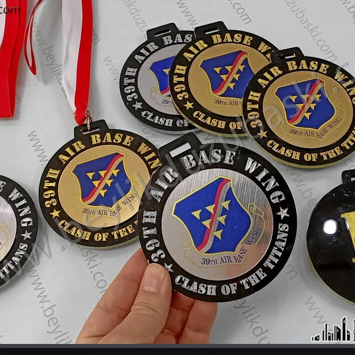 özel ebat ve özel tasarımlı, madalya üretimi, 5 mm pleksi den, üzeri baskılı, varak yalısz boyama, metal plaka baskılı, özel madalya, el yapımı ürün
